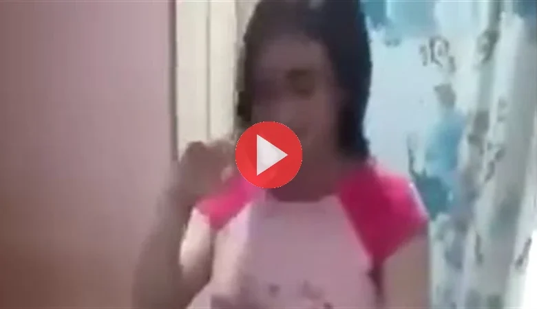فيديو البنت اللي بتصلي بلبس البيت